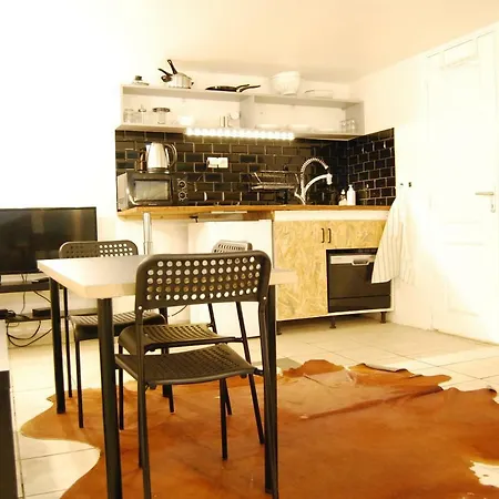 Unusual, Cosy 20m² Batignolles District